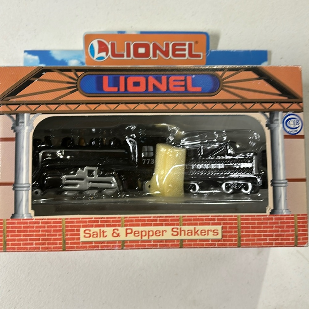 New in the box Lionel Train salt and pepper shakers